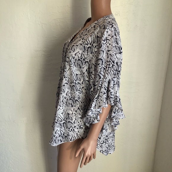 Vince Camuto White/Gray Snake Skin Animal Print Blouse Shirt Women’s Size XL - Picture 4 of 16